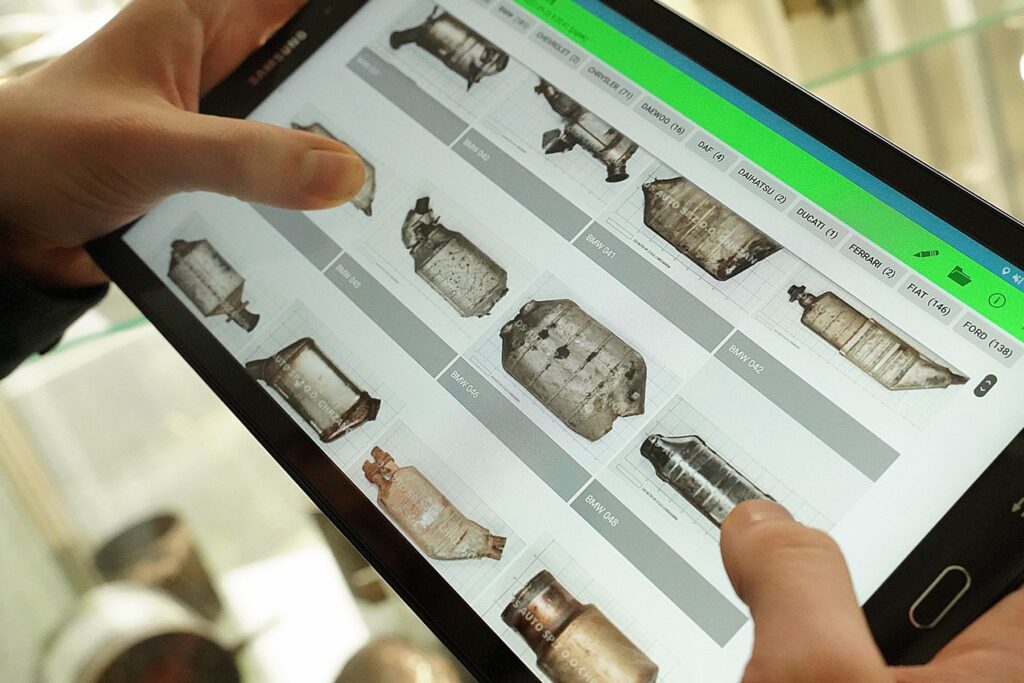 tablet z aplikacją do wyceny katalizatorów
