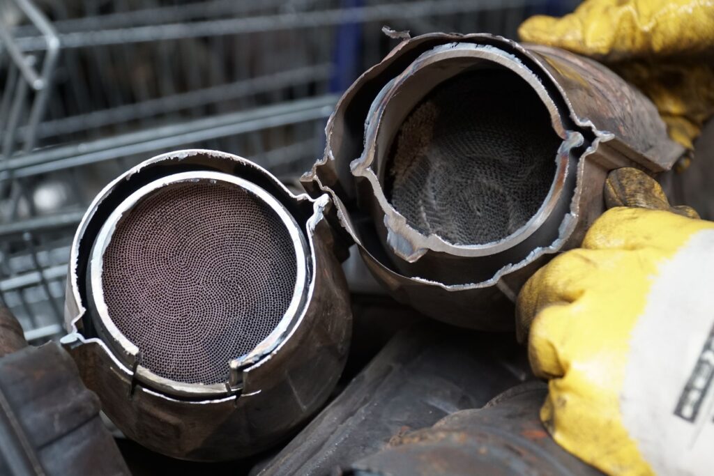 katalizatory z wkładem metalowym